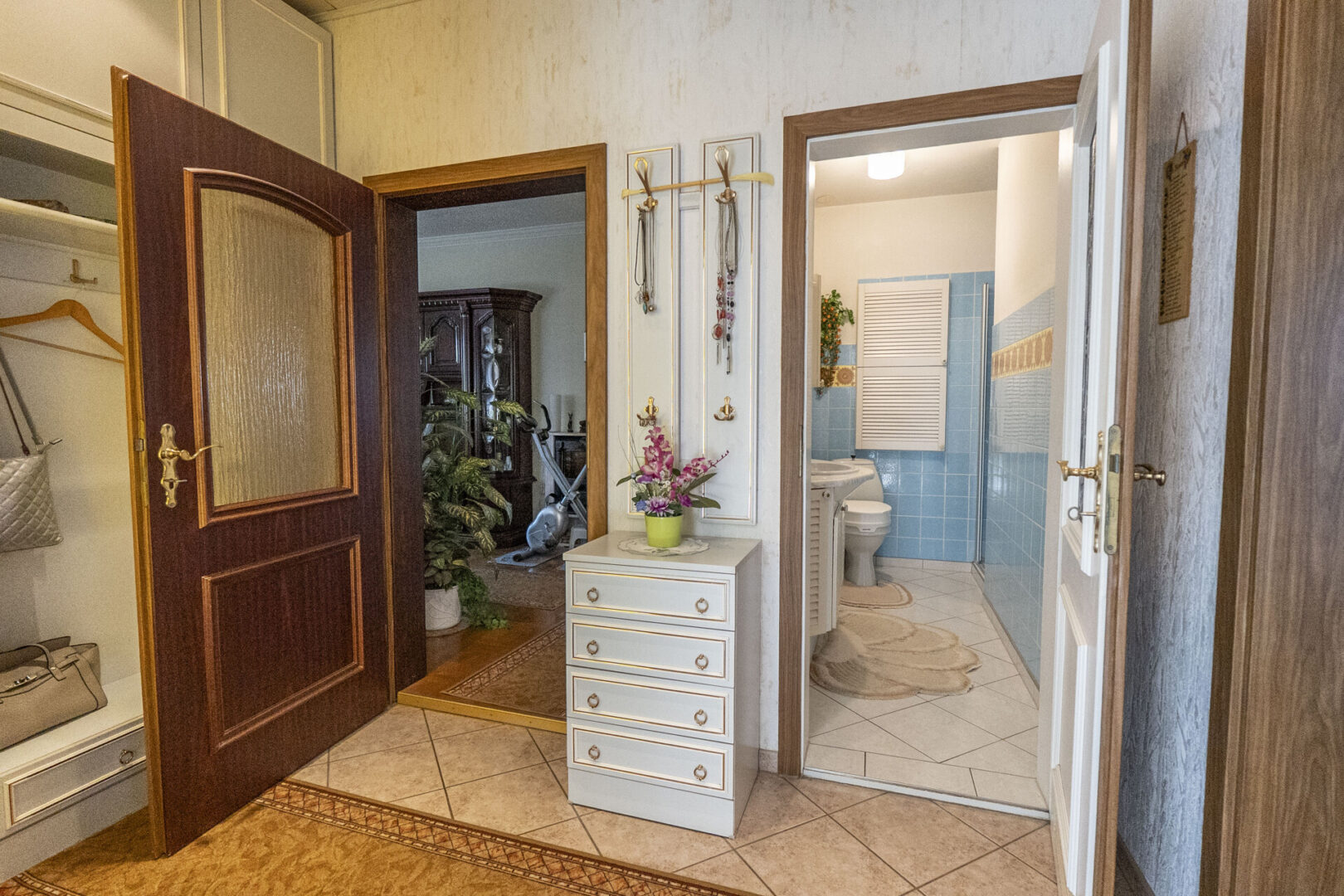 Flur mit Blick zum WZ und Bad