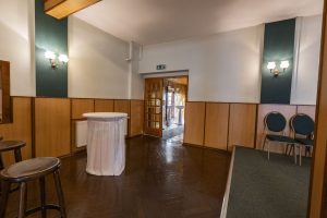 Durchgang zum Saal