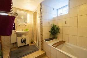 Badezimmer Keller mit Wanne