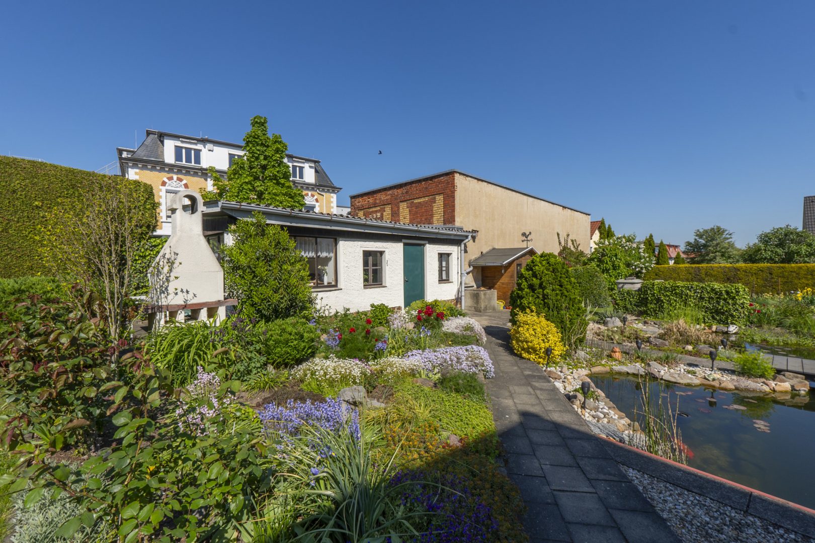 Gartenblick mit Schuppen