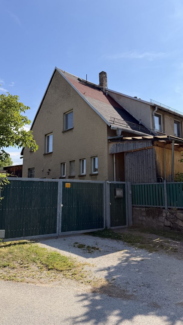 Seitl. Objektansicht Straße